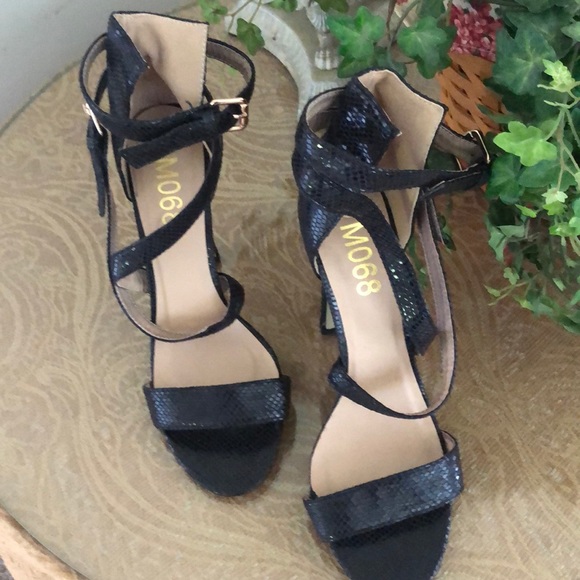 Never worn M068 strapping heels. Sz7.5 - Picture 3 of 7